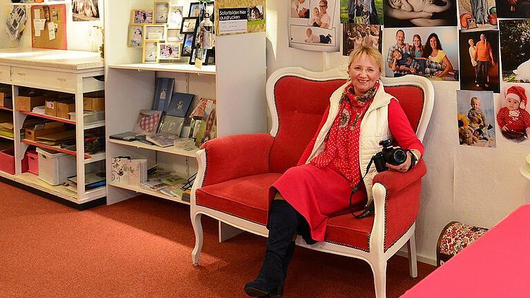 Wie oft mag Tanja Schumacher in den 25 Jahren der Geschäftsführung ihres Fotostudios &bdquo;Schnappschuss&ldquo; auf diesem Sofa gesessen sein? Am 31. Dezember schließt sie ihr Geschäft. Dann beginnt für sie ein neuer, von ihr selbst gewählter Lebensabschnitt.