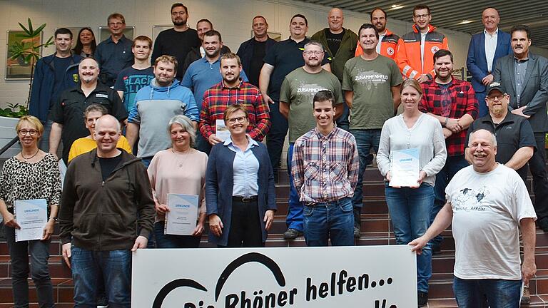 Bei der Sitzung des Kreistags am Mittwochnachmittag in der Franken-Therme wurde zahlreiche Ehrenamtliche für ihren Einsatz im Katastrophengebiet Nordrhein-Westfalen und Rheinland-Pfalz durch Landrat Thomas Habermann mit einer Urkunde und einem Präsent ausgezeichnet.