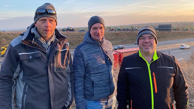 Markus Baumeister, Manuel Sauer und Marco Kestler bei der Kundgebung der Landwirte und Winzer in Biebelried.