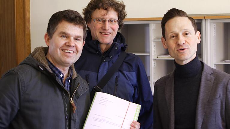 Über 1000 Menschen haben auf den Listen für das geplante Bürgerbegehren gegen das Baugebiet 'Nützelbach II' unterschrieben. Das Bild zeigt die beiden Initiatoren (von links) Mario Döpfner und Matthias Braun bei der Übergabe an Bürgermeister Thorsten Wozniak. Über 1000 Menschen haben auf den Listen für das geplante Bürgerbegehren gegen das Baugebiet 'Nützelbach II' unterschrieben. Das Bild zeigt die beiden Initiatoren (von links) Mario Döpfner und Matthias Braun bei der Übergabe an Bürgermeister Thorsten Wozniak.