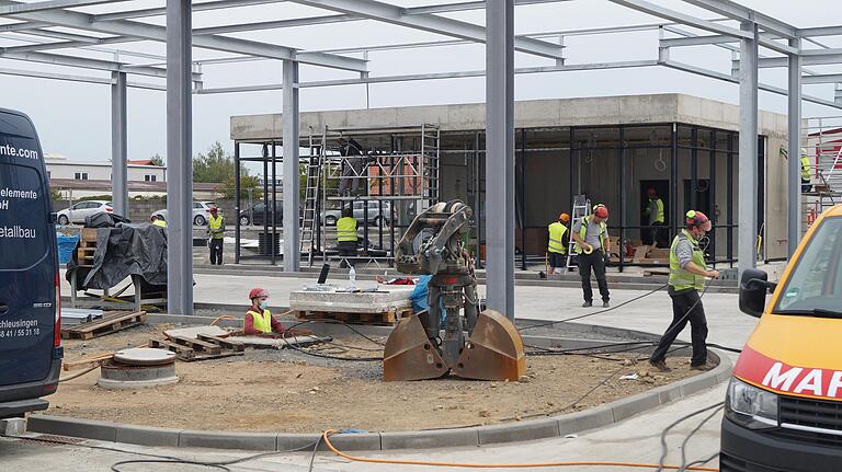 Eine Baustelle in Zeiten von Corona: Auch die Arbeiter müssen Abstandsregeln einhalten. Wo das nicht geht, tragen sie Masken.