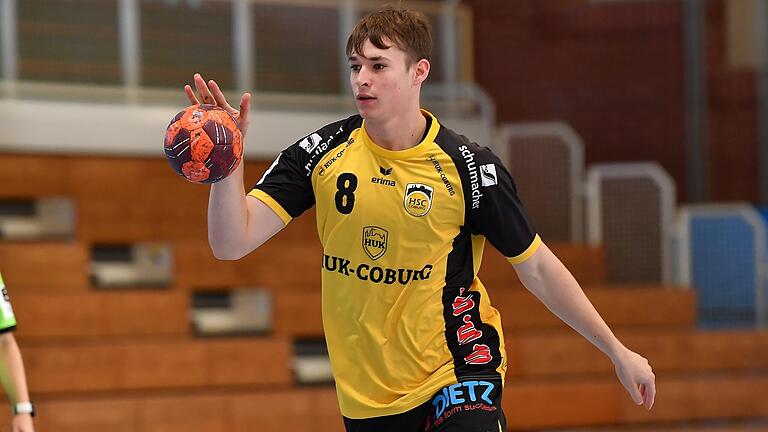 Leon Schröder (am Ball) steht vor seinem ersten Heimspiel für den Handball-Drittligisten HSC Bad Neustadt.