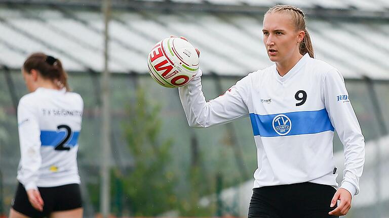Die deutsche Faustball-Nationalspielerin Svenja Schröder ist seit mehr als drei Jahren für den Bundesligisten TV Segnitz am Ball. Die deutsche Faustball-Nationalspielerin Svenja Schröder ist seit mehr als drei Jahren für den Bundesligisten TV Segnitz am Ball.