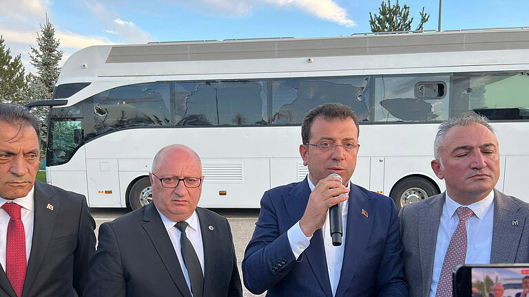 Vor den Wahlen in der Türkei.jpeg       -  HANDOUT - 07.05.2023, Türkei, Erzurum: Auf diesem von der Republikanischen Volkspartei der Türkei (CHP) veröffentlichten Foto spricht Ekrem Imamoglu (2.v.r), Bürgermeister von Istanbul von der oppositionellen Republikanischen Volkspartei (CHP), während einer Kundgebung zu den Anhängern neben seinem Wahlkampfbus. Mehr als ein Dutzend Personen wurden wegen der Gewalt gegen eine Wahlkampfveranstaltung der Opposition in der osttürkischen Stadt Erzurum am Wochenende festgenommen, wie der Justizminister des Landes am Montag mitteilte. Foto: ---/REPUBLICAN PEOPLE'S PARTY CHP/AP/dpa - ACHTUNG: Nur zur redaktionellen Verwendung und nur mit vollständiger Nennung des vorstehenden Credits +++ dpa-Bildfunk +++