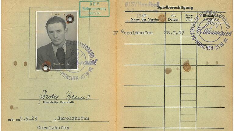 Der Spielerpass von Bruno Förster. Dieser spielte in der Mannschaft des TV Gerolzhofen, die vor 75 Jahren, zwei Jahre nach Gründung der Handballabteilung, den ersten Meistertitel für Gerolzhofen holte. Der Spielerpass von Bruno Förster. Dieser spielte in der Mannschaft des TV Gerolzhofen, die vor 75 Jahren, zwei Jahre nach Gründung der Handballabteilung, den ersten Meistertitel für Gerolzhofen holte.