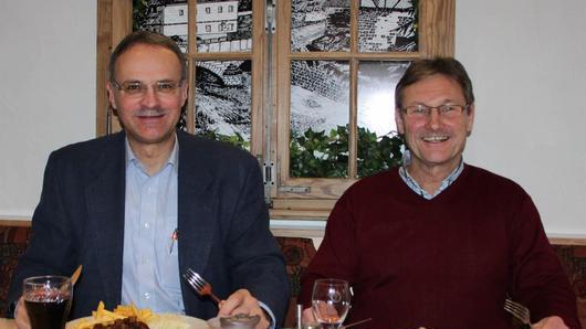 Bei einem Mittagessen im 'Fränkischen Hof' lassen Roland Limpert und Bürgermeister Wilhelm Friedrich die Kommunalpolitik der vergangenen Jahre Revue passieren. Foto: Ulrike Müller       -  Bei einem Mittagessen im 'Fränkischen Hof' lassen Roland Limpert und Bürgermeister Wilhelm Friedrich die Kommunalpolitik der vergangenen Jahre Revue passieren. Foto: Ulrike Müller