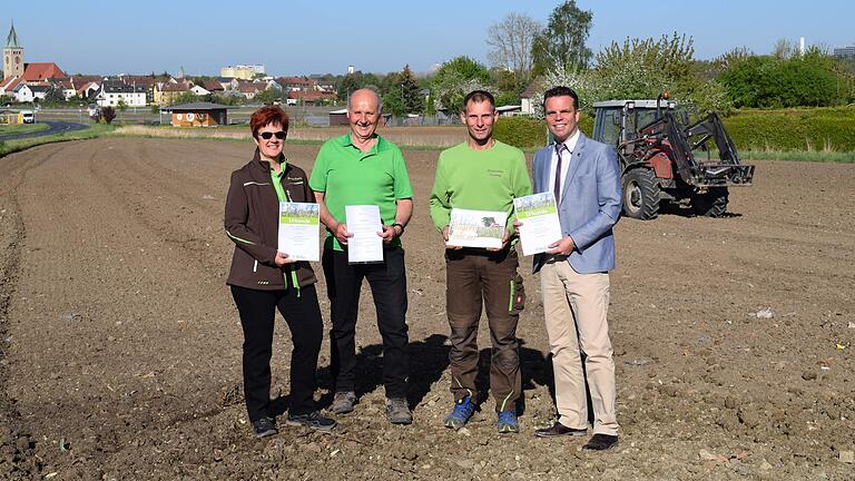 Landwirt Holger Deppert (Zweiter von rechts) nimmt auf seinem 4800 Quadratmeter großen Grundstück die Blühpatenschaften von (von links) Karin und Werner Bandorf sowie von Bürgermeister Oliver Schulze für die Gemeinde Sennfeld entgegen.