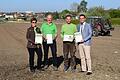 Landwirt Holger Deppert (Zweiter von rechts) nimmt auf seinem 4800 Quadratmeter großen Grundstück die Blühpatenschaften von (von links) Karin und Werner Bandorf sowie von Bürgermeister Oliver Schulze für die Gemeinde Sennfeld entgegen.