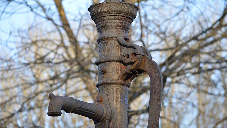 Historischer Pump-Brunnen am früheren Gasthaus 'Schwarze Pfütze' bei Rottershausen. Dieser soll 1810 gebaut worden sein. Die Tiefe der Bohrung ist mit 18,40 Metern belegt.