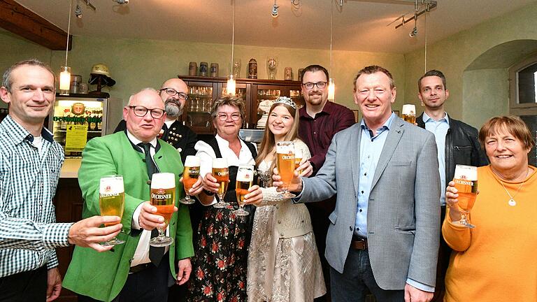 Einen Vorgeschmack aufs Bratwurstfest gab's bei der Festbierprobe in der Oechsner-Brauerei. Im Bild (von links) Braumeister Christoph Kretz, Brauereichef Dietrich Oechsner, die Vorsitzenden des Volkstrachtenvereins, Andreas Mohr und Rosi Brauner, Zuckerfee Magdalena Gebhardt, Jan Kohlhepp (TVO), Bürgermeister Peter Juks, Michael Löhr (Oechsner-Brauerei) und Renate Lindner (Liederkranz).