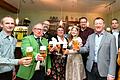 Einen Vorgeschmack aufs Bratwurstfest gab's bei der Festbierprobe in der Oechsner-Brauerei. Im Bild (von links) Braumeister Christoph Kretz, Brauereichef Dietrich Oechsner, die Vorsitzenden des Volkstrachtenvereins, Andreas Mohr und Rosi Brauner, Zuckerfee Magdalena Gebhardt, Jan Kohlhepp (TVO), Bürgermeister Peter Juks, Michael Löhr (Oechsner-Brauerei) und Renate Lindner (Liederkranz).