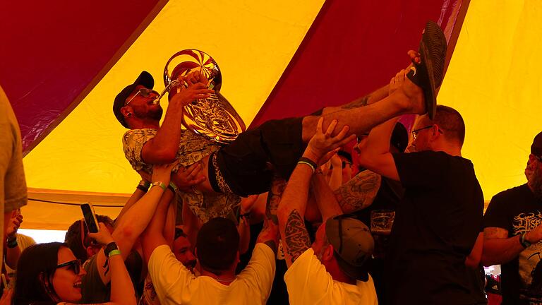 Auf Händen getragen den 'Böhmischen Traum' auf dem Tenorhorn spielen? Kein Problem für Musiker Adrian, der zusammen mit 'Jackl und die Bierpressen' das Festivalvolk mit Blasmusik zum Weißwurstfrühstück am Samstag begeisterte. Auf Händen getragen den 'Böhmischen Traum' auf dem Tenorhorn spielen? Kein Problem für Musiker Adrian, der zusammen mit 'Jackl und die Bierpressen' das Festivalvolk mit Blasmusik zum Weißwurstfrühstück am Samstag begeisterte.