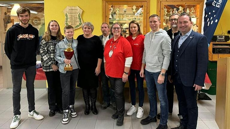 Die fröhlichen Gewinner des Bürgerschießens (von links): Joshua Kaestner (Jugend), Alina, Denis, Helene, Anton Lung (nicht auf dem Foto) von der Mannschaft „Schrecklich nette Familie“, Schützenmeister Michael Thiel, Karin Schreiner (Bürgerkönigin), Mareike Aumüller (Damen), Jan-Niklas Kraus (Herren), Roland Lutz (Senioren), Bürgermeister Christian Keller.