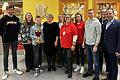 Die fröhlichen Gewinner des Bürgerschießens (von links): Joshua Kaestner (Jugend), Alina, Denis, Helene, Anton Lung (nicht auf dem Foto) von der Mannschaft „Schrecklich nette Familie“, Schützenmeister Michael Thiel, Karin Schreiner (Bürgerkönigin), Mareike Aumüller (Damen), Jan-Niklas Kraus (Herren), Roland Lutz (Senioren), Bürgermeister Christian Keller.