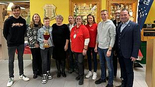 Die fröhlichen Gewinner des Bürgerschießens (von links): Joshua Kaestner (Jugend), Alina, Denis, Helene, Anton Lung (nicht auf dem Foto) von der Mannschaft „Schrecklich nette Familie“, Schützenmeister Michael Thiel, Karin Schreiner (Bürgerkönigin), Mareike Aumüller (Damen), Jan-Niklas Kraus (Herren), Roland Lutz (Senioren), Bürgermeister Christian Keller.