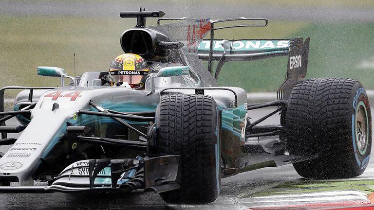 Pole       -  Lewis Hamilton kann sich in Monza bei widrigen Bedingungen die Pole Position sichern.