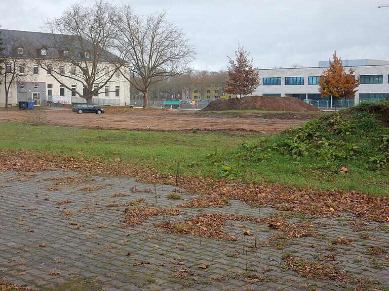 Der Standort für den Neubau mit Mensa und Bibliothek in Nachbarschaft zu den Wirtschaftsingenieuren (rechts) und dem Altbau (links), der für die zentralen Einrichtungen der Hochschule hergerichtet wird.