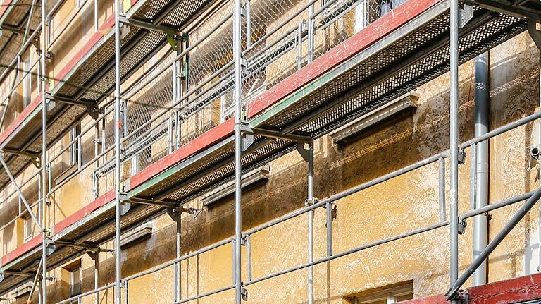 Einige Fenster im Innenhof des Dencklerblocks werden durch angebrachte Bauzäune versperrt.