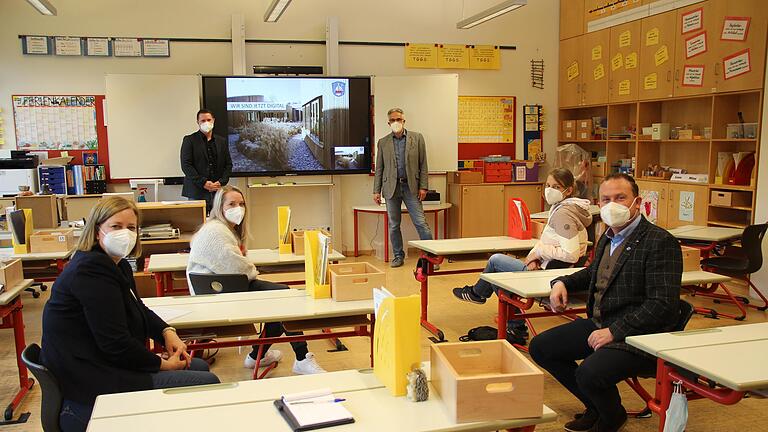 Die Grafenrheinfelder Grundschule ist jetzt digitalisiert. Im Bild an der Tafel: Dirk Rothe, bei der Gemeinde für die IT zuständig, und Rektor Markus Wahl. In der ersten Bankreihe die Elternbeirätinnen Sarah Gezerdag (Vorsitzende) und Stephanie Wittholz. Dahinter Schulrätin Stefanie Schiffer und Bürgermeister Christian Keller.&nbsp;