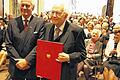 Ausgezeichnet: Der Historiker-Preis 2102 der Erich und Erna Kronauer-Stiftung ging an Ernst Nolte (rechts), hier mit Stiftungsvorsitzendem Erich Kronauer vor den Gästen der Feierstunde.