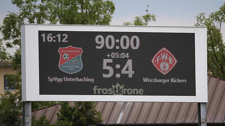 Dokument des Wahnsinns: die Anzeigetafel im Unterhachinger Sportpark beim Schlusspfiff. Dokument des Wahnsinns: die Anzeigetafel im Unterhachinger Sportpark beim Schlusspfiff.