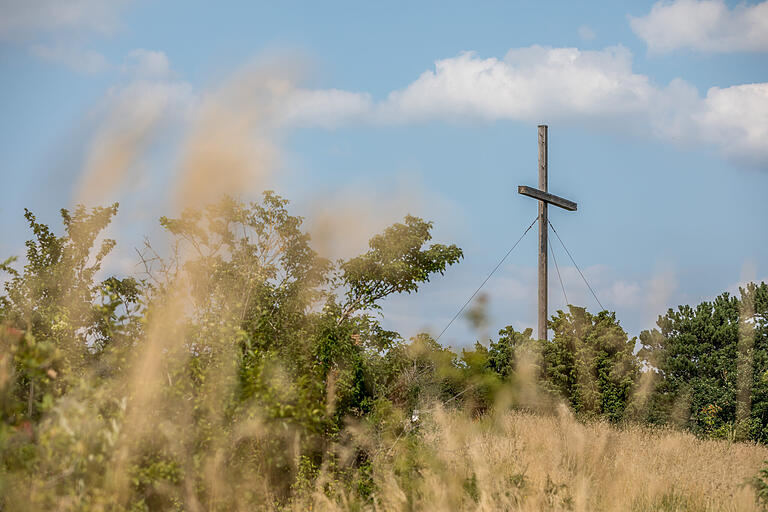 Holzkreuz auf dem Gipfel des Weyershauk. Holzkreuz auf dem Gipfel des Weyershauk.