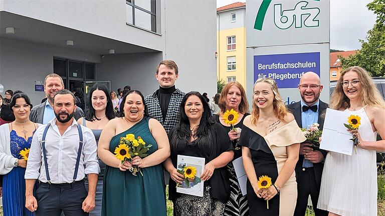 Zwölf Pflegefachleute des ersten dreijährigen generalistischen Lehrgangs an der BFZ-Berufsfachschule für Pflegeberufe erhielten jetzt ihre Abschlusszeugnisse       -  Zwölf Pflegefachleute des ersten dreijährigen generalistischen Lehrgangs an der BFZ-Berufsfachschule für Pflegeberufe erhielten jetzt ihre Abschlusszeugnisse