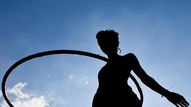 Eine junge Frau schwingt ihren Hula-Hoop-Reifen. Unter dem Weihnachtsbaum dürften in diesem Jahr wieder vor allem Spielzeug-Klassiker liegen. Foto: picture alliance / dpa       -  Eine junge Frau schwingt ihren Hula-Hoop-Reifen.