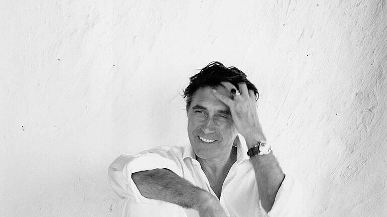 Große Werkschau von Bryan Ferry       -  Bryan Ferrys neue Retrospektive enthält ein Buch mit Anekdoten und alten Fotos.