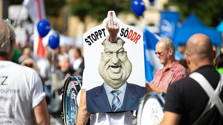 Zu sehen bei einer Demo in Schweinfurt im September 2023: Was ist Meinungsfreiheit, was eine strafbare Politiker-Beleidigung? Aktuelle Gerichtsurteile in Bayern versuchen zu definieren, was erlaubt ist. Zu sehen bei einer Demo in Schweinfurt im September 2023: Was ist Meinungsfreiheit, was eine strafbare Politiker-Beleidigung? Aktuelle Gerichtsurteile in Bayern versuchen zu definieren, was erlaubt ist. 