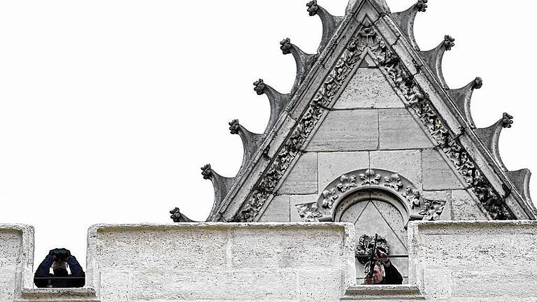 TOPSHOTS-FRANCE-ATTACKS       -  Die Lage ist angespannt: Scharfschützen haben sich auf einer Pariser Kirche postiert, während eine Anti-Terror-Einheit ein Haus stürmt.