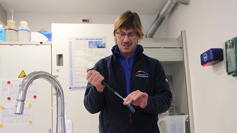 Horst Steinhof, Leiter der Abwasserbeseitigung der Stadtwerke Bad Brückenau,  im neuen Labor der Kläranlage Trübenbrunn Foto: Ulrike Müller       -  Horst Steinhof, Leiter der Abwasserbeseitigung der Stadtwerke Bad Brückenau,  im neuen Labor der Kläranlage Trübenbrunn Foto: Ulrike Müller