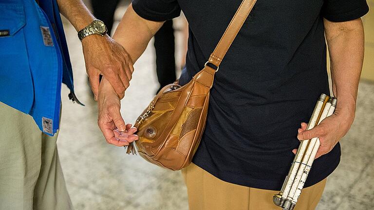 Wenn's hektisch wird, nimmt Rudolf Steiche die blinde Frau an der Hand und führt sie sicher durch die Bahnhofshalle. Wenn's hektisch wird, nimmt Rudolf Steiche die blinde Frau an der Hand und führt sie sicher durch die Bahnhofshalle.