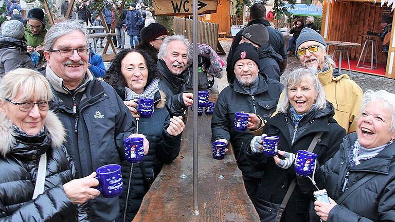 Befreundete Familien aus Dresden und Nürnberg frönen dem Glühwein.