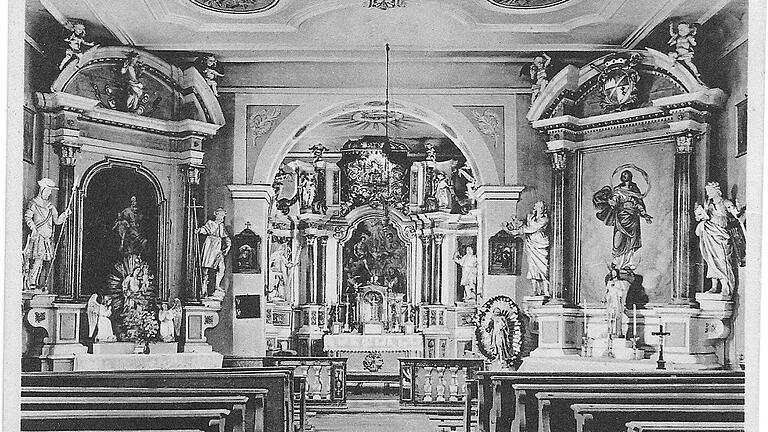 Wann genau dieses Bild für eine Postkarte vom Innenraum der Burgwallbacher Kirche aufgenommen wurde, ist nicht bekannt. Es zeigt die Seitenaltäre mit hellen Simsen im oberen Bereich und auch die Bemalung der Wände am Durchbruch zum Turm.