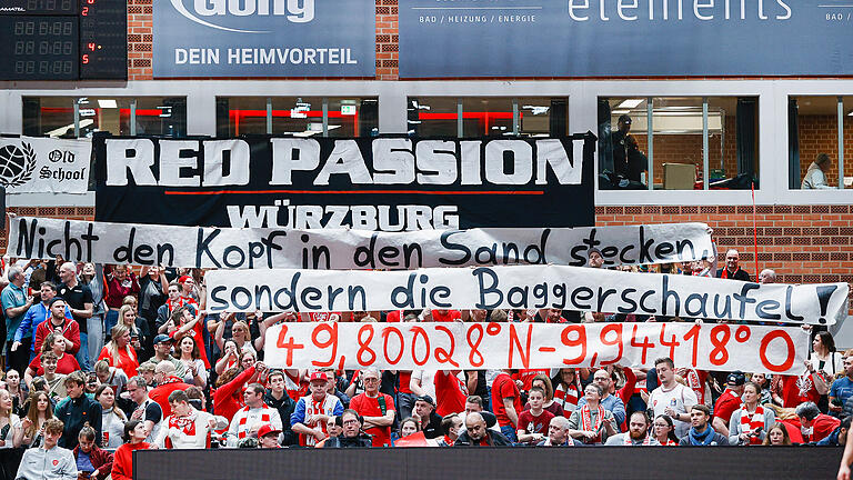 Die Fans der Würzburg Baskets machten beim Spiel gegen Bayreuth am Freitag auf die Hallenproblematik des Vereins aufmerksam.