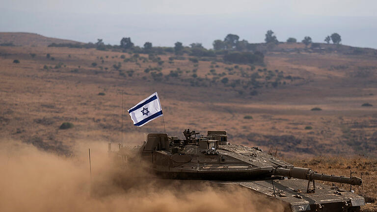 Nach Hamas-Großangriff - Israel.jpeg       -  Ein Panzer mit einer israelischen Flagge auf dem Dach fährt zu einem Sammelplatz nahe der israelisch-libanesischen Grenze. Seit den Terrorattacken der islamistischen Hamas auf Israel und den Gegenschlägen der israelischen Armee auf den Gazastreifen kam es in den vergangenen Tagen regelmäßig zu Zwischenfällen an der Grenze zwischen Israel und dem Libanon.