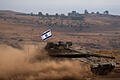 Nach Hamas-Großangriff - Israel.jpeg       -  Ein Panzer mit einer israelischen Flagge auf dem Dach fährt zu einem Sammelplatz nahe der israelisch-libanesischen Grenze. Seit den Terrorattacken der islamistischen Hamas auf Israel und den Gegenschlägen der israelischen Armee auf den Gazastreifen kam es in den vergangenen Tagen regelmäßig zu Zwischenfällen an der Grenze zwischen Israel und dem Libanon.