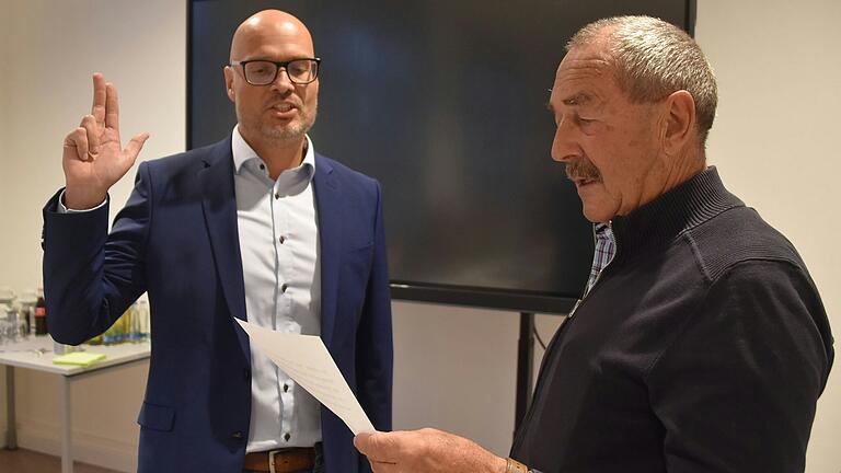 'Alterspräsident' Erich Mitnacht vereidigt Steffen Romstöck zum neuen Bürgermeister der Stadt Röttingen. 'Alterspräsident' Erich Mitnacht vereidigt Steffen Romstöck zum neuen Bürgermeister der Stadt Röttingen.