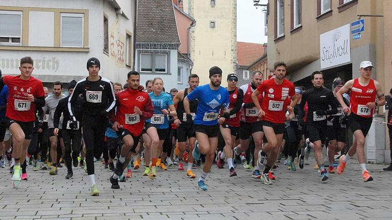 Mehr als 200 Frauen und Männer starteten in diesem Jahr im Hauptlauf auf die 7,5 Kilometer lange Strecke beim 42. Ochsenfurter Nikolauslaufs. Mehr als 200 Frauen und Männer starteten in diesem Jahr im Hauptlauf auf die 7,5 Kilometer lange Strecke beim 42. Ochsenfurter Nikolauslaufs.