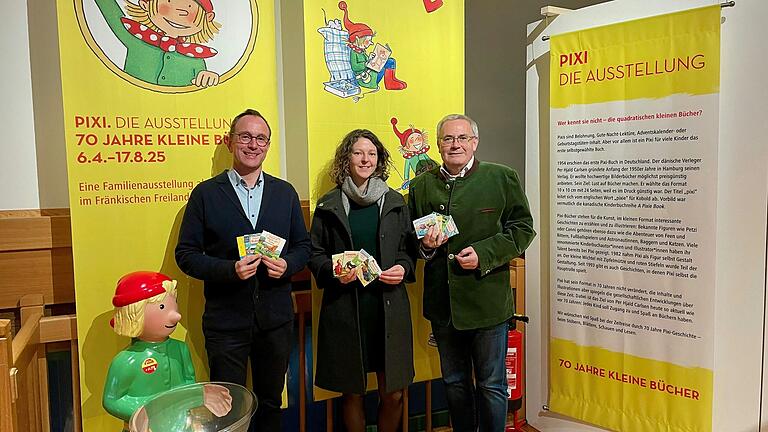 Museumsleiter Niklas Hertwig, seine Stellvertreterin Linda Wolters und der Vorsitzende des Museumszweckverbands, Bezirkstagspräsident Stefan Funk (von links), präsentieren voller Stolz die Pixi-Jubiläumsausstellung im Fränkischen Freilandmuseum Fladungen. Museumsleiter Niklas Hertwig, seine Stellvertreterin Linda Wolters und der Vorsitzende des Museumszweckverbands, Bezirkstagspräsident Stefan Funk (von links), präsentieren voller Stolz die Pixi-Jubiläumsausstellung im Fränkischen Freilandmuseum Fladungen.