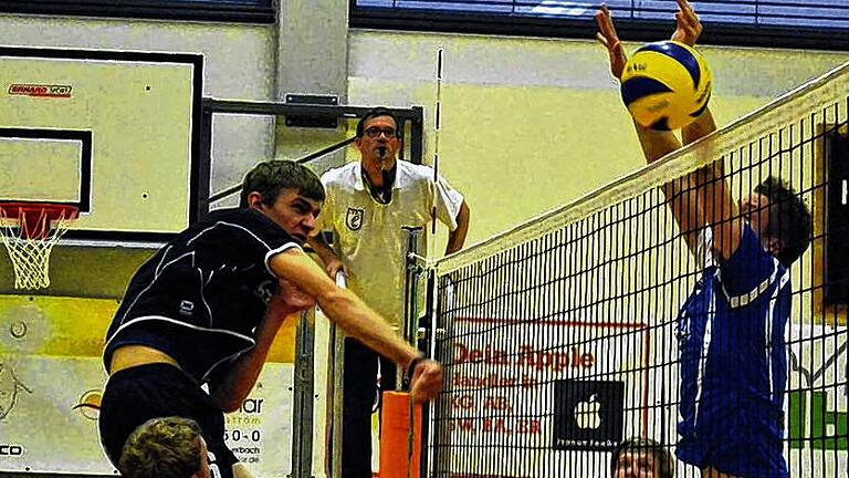 Immer feste drauf: Der Hammelburger Mittelangreifer Henning Schulte (links) zieht durch, TV/DJK-Zuspieler Oliver Möller (Nummer 13) sieht es mit Begeisterung.
