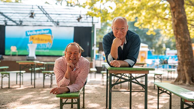 Lachen ist gesund – deshalb lädt der Volkacher Kabarett Sommer 2021 auch dieses Jahr zu einer wahren Lach-Parade auf den Weinfestplatz ein. Volker Heißmann und Martin Rassau freuen sich auf einen tollen zweiten Kabarett-Sommer in Volkach.