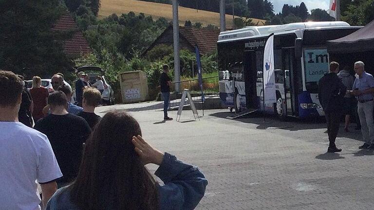 Kurz nach 15 Uhr bildete sich eine kleine Schlange vor dem Landkreis-Impfbus auf dem Rewe-Markt Parkplatz in Wildflecken. Foto: Landkreis Bad Kissingen/Anja Vorndran       -  Kurz nach 15 Uhr bildete sich eine kleine Schlange vor dem Landkreis-Impfbus auf dem Rewe-Markt Parkplatz in Wildflecken. Foto: Landkreis Bad Kissingen/Anja Vorndran