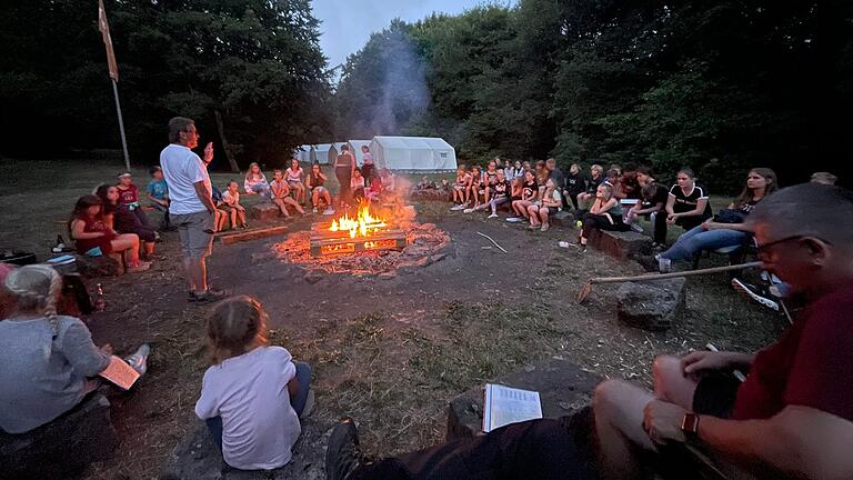 Auf dem Foto die Teilnehmer am Lagerfeuer.