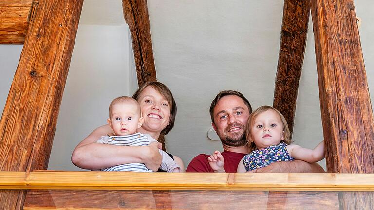 Lisa und Florian Karch, hier im Bild mit ihren beiden kleinen Töchtern Lene und Mina (rechts), haben in Humprechtshausen ein leerstehendes Wohnhaus aus dem 19. Jahrhundert gekauft und saniert.