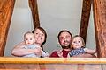 Lisa und Florian Karch, hier im Bild mit ihren beiden kleinen Töchtern Lene und Mina (rechts), haben in Humprechtshausen ein leerstehendes Wohnhaus aus dem 19. Jahrhundert gekauft und saniert.
