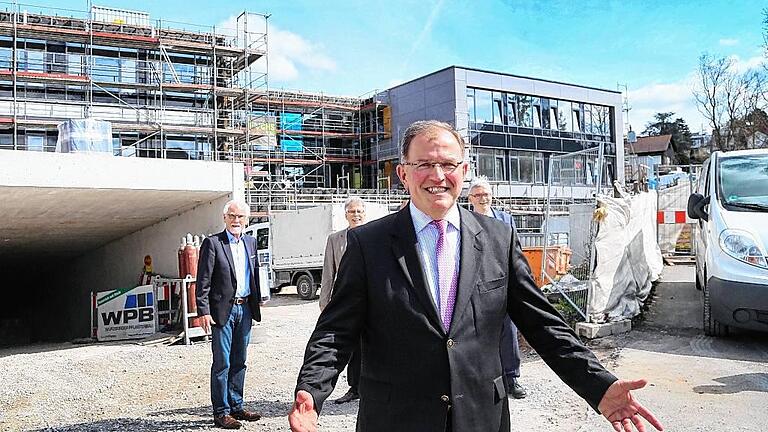 Neue Psychiatrische Klinik im Frauenland nimmt Form an - Bezirkstagspräsident Erwin Dotzel begrüßt Fachleute. Mit ihnen inspiziert er den Rohbau, während die Handwerker noch gut zu tun haben. Im Hintergrund die neue Klinik im Frauenland, links die Tiefgarageneinfahrt. Neue Psychiatrische Klinik im Frauenland nimmt Form an - Bezirkstagspräsident Erwin Dotzel begrüßt Fachleute. Mit ihnen inspiziert er den Rohbau, während die Handwerker noch gut zu tun haben. Im Hintergrund die neue Klinik im Frauenland, links die Tiefgarageneinfahrt.