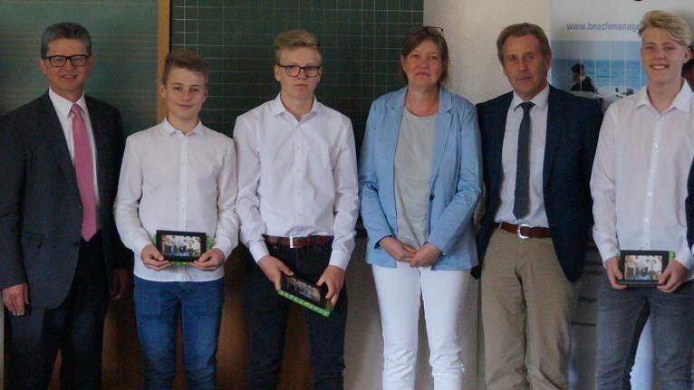 Bürgermeister Ulrich Werner (rechts) ehrte die Gewinner des Beachmanager-Wettbewerbs. Die Schüler seien Aushängeschilder der Arbeit an der Mittelschule Bergrheinfeld.