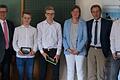 Bürgermeister Ulrich Werner (rechts) ehrte die Gewinner des Beachmanager-Wettbewerbs. Die Schüler seien Aushängeschilder der Arbeit an der Mittelschule Bergrheinfeld.